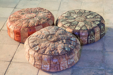 drei schöne orientalische Sitzkissen aus Leder