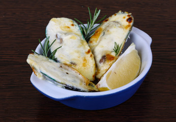 Mussels backed in cream sauce