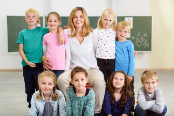 lehrerin mit kindern in der grundschule