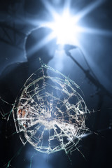 chanteur concert musique bris attentat verre impact live guitariste douleur tristesse