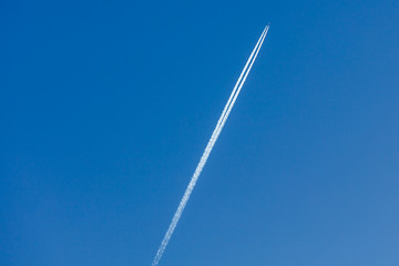 Kondensstreifen am Himmel 