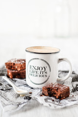 Milchkaffee und Schokoladenkuchen