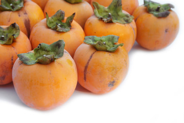 cachi maturi su sfondo bianco