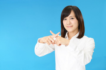 禁止の意思表示をする女性