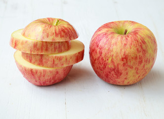 apple slices on white wooden background