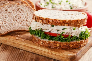 Zelfklevend Fotobehang Snackbar sandwich met kipsalade tomaat