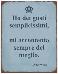 Ho dei gusti semplicissimi, mi accontento sempre del meglio. - Italia - citazione Oscar Wilde Targa in metallo corona alterate vecchio
