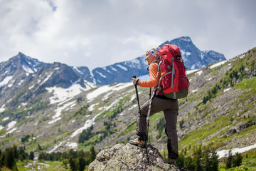 Obraz premium Young woman is hiking in highlands of Altai mountains, Russia
