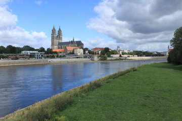 Magdeburg, Elbpanorama mit Dom in der Bildmitte