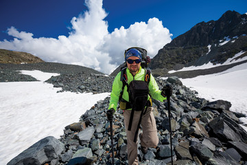 Obraz premium Young people are hiking in highlands of Altai mountains, Russia