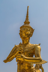 Obraz premium Asurapaksi A golden statue of Asurapaksi, half bird, half demon at the Wat Phra Keaw in Bangkok