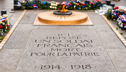 tomb of the unknown french soldier in paris