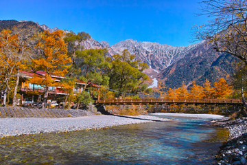 秋の上高地　河童橋(無人) © 7maru