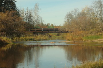 Fototapeta na wymiar лесная речка с мостом