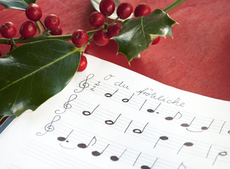Handgeschriebenes Notenblatt mit Ilex Zweig, Stechpalme mit roten Beeren, Weihnachtslieder