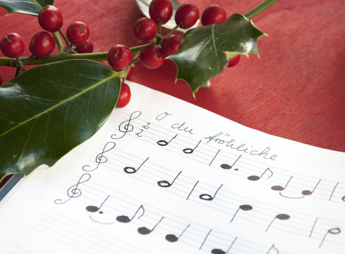Handgeschriebenes Notenblatt mit Ilex Zweig, Stechpalme mit roten Beeren, Weihnachtslieder