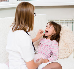 Obraz na płótnie Canvas doctor gives tablet to the sick child
