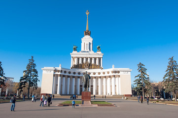 Obraz premium Moscow, Russia-November 06: The central pavilion of VDNKh on November 06,2015 in Moscow, people go sightseeing. VDNKh is a permanent general purpose trade show and amusement park in Moscow.