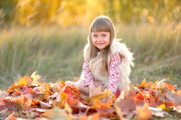 Fototapeta premium portrait of little girl outdoors in autumn