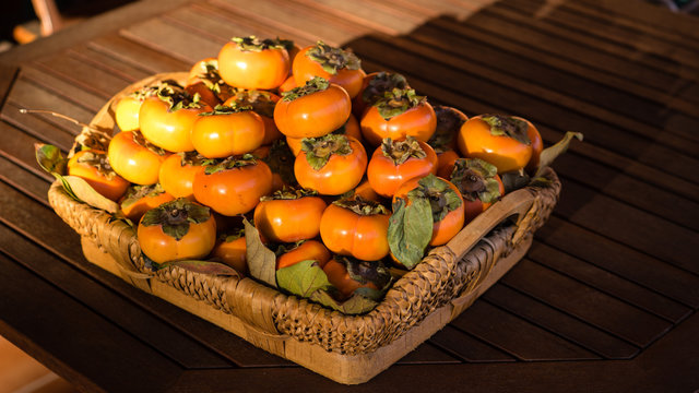 Bodeg&oacute;n con caquis