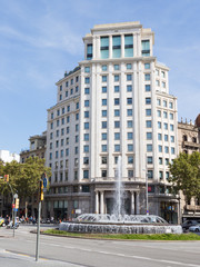 Fototapeta na wymiar crossroads with a fountain in Barcelona