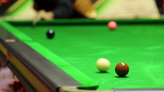 white snooker ball bounce side cushion to aim