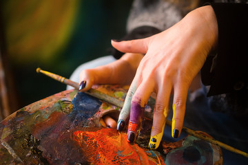 Obraz premium Brush in a painter's hand