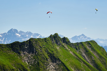 Gleitschirmfliegen in den Alpen