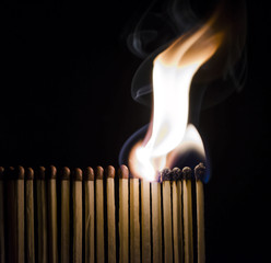 Quien juega con fuego se quema.