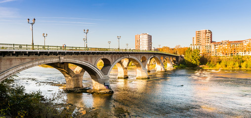 Fototapeta na wymiar Pont des Catalans à Toulouse