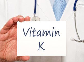 Vitamin K - Arzt mit Schild