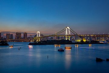 Obraz premium rainbow bridge odaiba tokyo japan important destination to visiting view point 