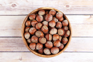 Obraz premium Hazelnuts in a wooden bowl