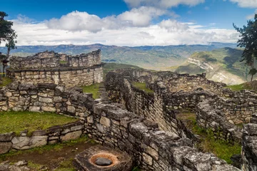 Muurstickers Rudnes Ruins of round houses of Kuelap, ruined citadel city of Chachapoyas cloud forest culture in mountains of northern Peru.