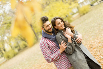 Fototapeta premium Young couple in the autumn park