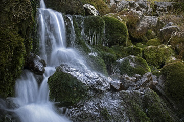 Fototapeta premium Falling mountain stream, kleiner Wasserfall