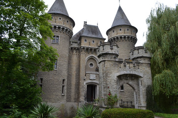 Fototapeta na wymiar Entrance road to castle in park in Bonheiden, Belgium
