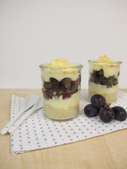 Trifle mit Vanillejoghurt, roten Weintrauben und Kekskrümeln