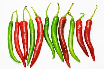 Fotobehang roodgloeiende en groene chili © maewshooter