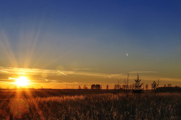 Догорает октябрь в закатных лучах
