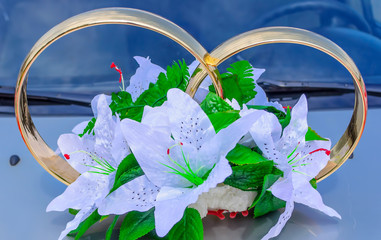 Свадебные кольца на автомобиле