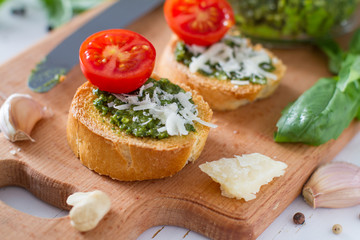 Toasts with pesto sause and tomatoes