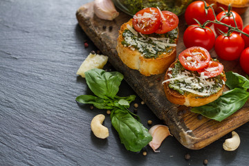 Toasts with pesto sause and tomatoes