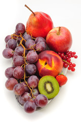 Frisches Obst auf Teller und Schale 