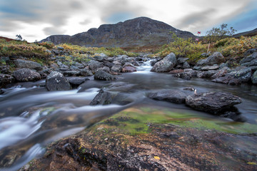 wilder Bach in Lappland im Herbst