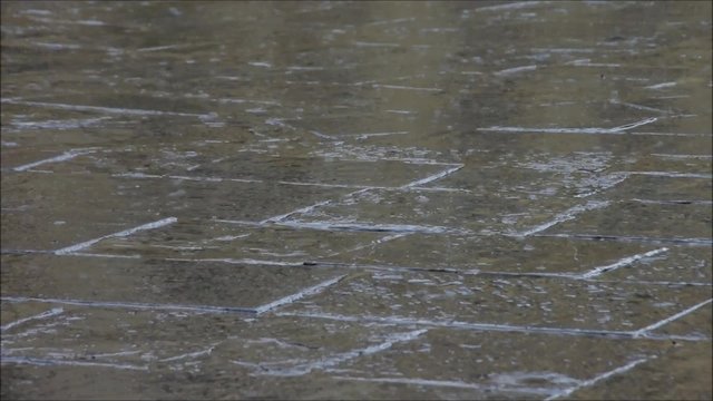 Regen auf Kopfsteinpflaster vid 02