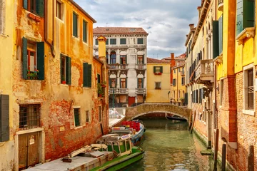 Bunter Seitenkanal und Brücke in Venedig, Italien © Kavalenkava