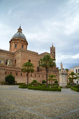 Fototapeta na wymiar Palermo, Cattedrale vertical
