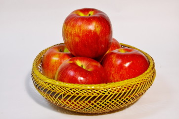 かご盛りのリンゴ