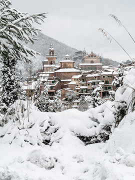 Ausblick auf Valldemossa im Schnee